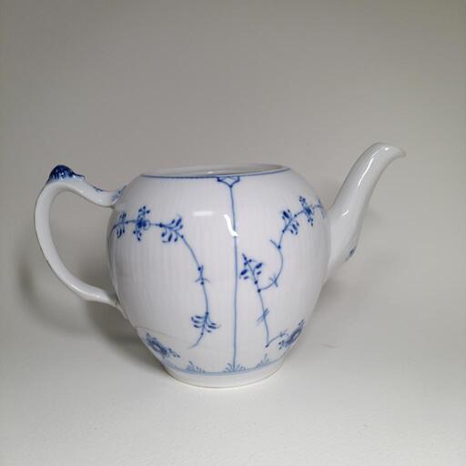 ブルーフルーテッド プレイン ティーポット 700ml ブルーフルーテッド プレイン ティーポット 700ml|ロイヤル