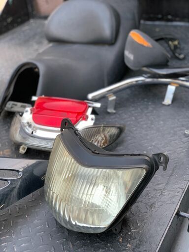 倉庫整理　まとめて値下げ中　♪完全予約制♪　ヤマハ　マジェスティ１２５　全型式適合　シート　　タンデムバー　ヘッドライト　テール　カウル（カーボン調）　　中古　♪ 倉庫整理 まとめて値下げ中 ♪完全予約制♪ ヤマハ マジェスティ125