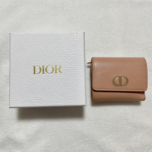 Dior 三つ折り財布 くすみピンク 大人女子にぴったりなピンク財布の