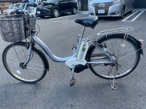 Panasonic製の電動アシスト自転車で、前カゴ付きのシティタイプ。 電動
