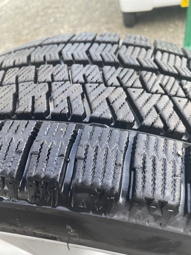 スカイライン？ 225/45R17 BRIDGESTONE BLIZZAK VRX2 スタッドレス