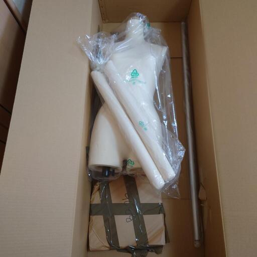 新品未開封　トルソー　マネキン　女性腕付き
