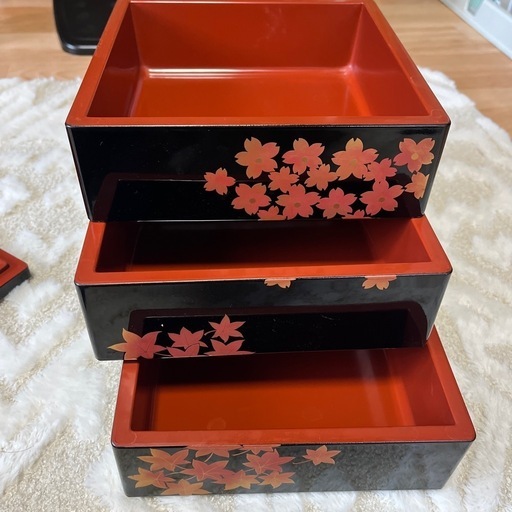 重箱 花と蝶の装飾 4仕切り付き 重箱 花と蝶の装飾 4仕切り付き