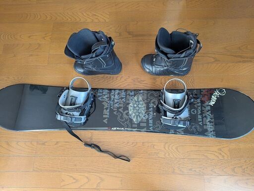 スノボード145㎝とブーツ25.0㎝ (クロゥ) 吉川のスノーボードの  