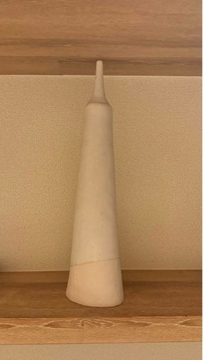白い陶器の円錐形陶芸