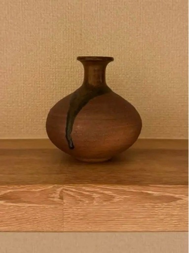 陶器製の茶色い花瓶