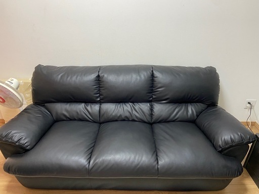 【美品/使用3ヶ月】 合皮ソファ 3人掛けも余裕の大きさ 美品/使用3ヶ月】 合皮ソファ 3人掛けも余裕の大きさ