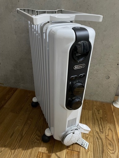 デロンギ　オイルヒーター　ハンガー付き デロンギオイルヒーター トップハンガー付 2023年購入 デロンギ オイル