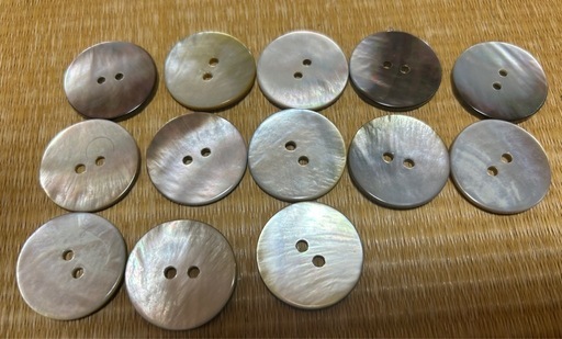 貝がらの高級大型ボタン 新品 1個800円で購入した貝がらの高級ボタン 3cm x3mm 13個 使うことがなかったので出品しますします