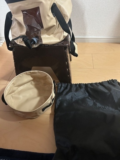 キャンプのウォータージャグと台