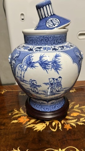 [中国風] 青と白の寺院の壺 |磁器、木地付き | 交渉可能な価格!