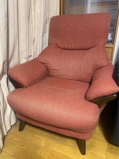 布ソファ 朱色で素敵な色合いです まだまだ使用できます