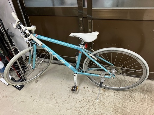 ☆値下げ☆ロ2412-647 FUJI アブソリュート700C 28インチクロスバイク 年式表記無し キズ汚れ有り タイヤの空気少な目です 24段変速 ギア変速がスムーズではありません　 後輪ブレーキ不良（前輪ブレーキはOK） 店頭では空気を入れることはできません 現状お渡し ロ2412-647 FUJI アブソリュート700C 28インチクロスバイク 年式表記