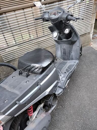 非常に良いエンジン。Kymco Sooner 50。非常に速いバイク。バッテリー