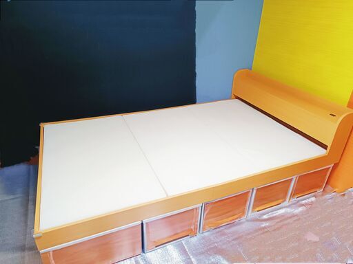 値段を下げます。6000円から5000円になります。セミダブルベッドフレーム＋マットレス（120X210cm）