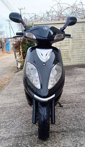 非常に良いエンジン。SYM Attila 125。バッテリーは新品。フロント ディスク ブレーキ付き。サイド スタンド付き。 非常に良いエンジン。SYM Atilia 125。バッテリーは新品。フロント