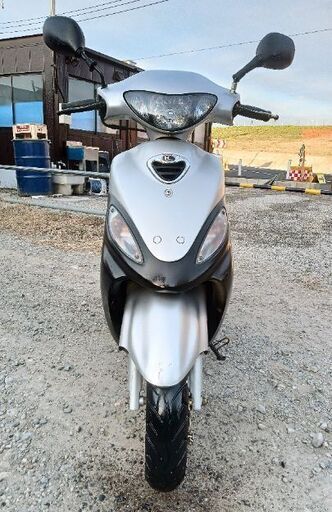 非常に良いエンジン。Kymco Sooner 50。非常に速いバイク。バッテリー