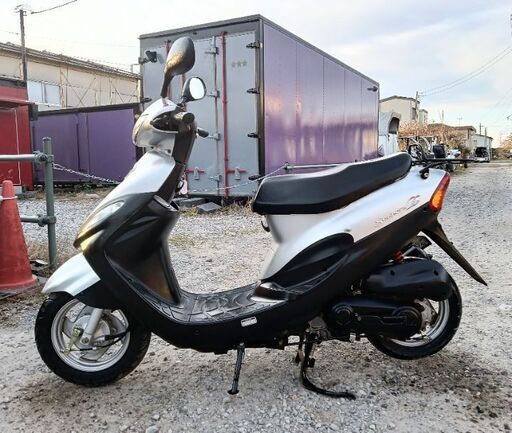 非常に良いエンジン。Kymco Sooner 50。非常に速いバイク。バッテリーは新品。2 ストローク エンジンのオイル タンクは満タン。フロント ブレーキ パッドはほぼ新品。リア ブレーキ パッドもほぼ新品。走行距離はわずか 。サイド スタンド付き。 非常に良いエンジン。Kymco Sooner 50。非常に速いバイク。バッテリー