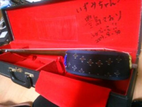 珍しい平仲知念の様な与那国島産アコウ木製人工皮張り、与那国島ドクターコトー撮影ディレクターサイン入り