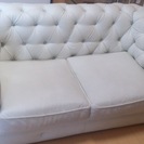 広々ゆったりの白いソファ