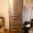 綺麗な中古東芝5ドア冷凍冷蔵庫、低消費電力でまだまだ使える。