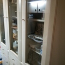 白い大型食器棚