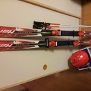 スキー板(長さ148センチ)、ストック、ヘルメット