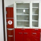 赤い食器棚