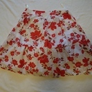 赤い花柄のスカート