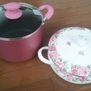 ピンクの薔薇の鍋とピンクの深鍋